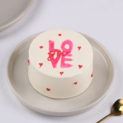 Sweet love chocolate bento cake with rich chocolate cream